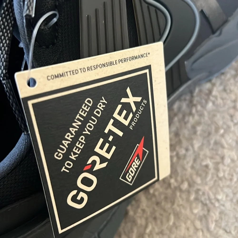 Nike women’s V2K Run GORE-TEX sneakers - Picture 9 of 15